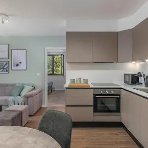 Just Renovated Stylish 2 Bedrooms Only A Few Steps From The Beach! Novigrad Istria